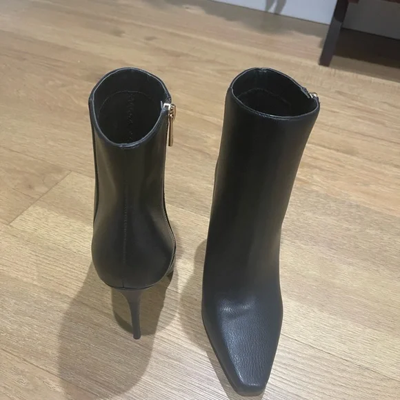 Chelsia Stiletto Bootie
JESSICA SIMPSON - Picture 2 of 6